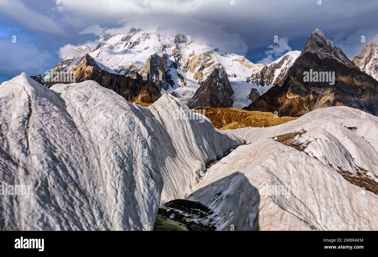 Breiter Gipfel mit 8.051 Metern und vom Baltoro-Gletscher auf dem Weg zum K2. Berg in der Region Gilgit Baltistan in Pakistan Stockfoto
