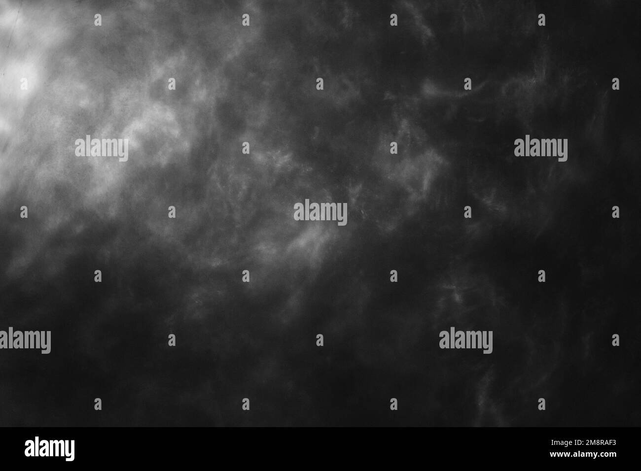 Abstrakter schwarzer Hintergrund mit Paillettenrauch, Wellen und Flüssigkeitsüberlauf Stockfoto