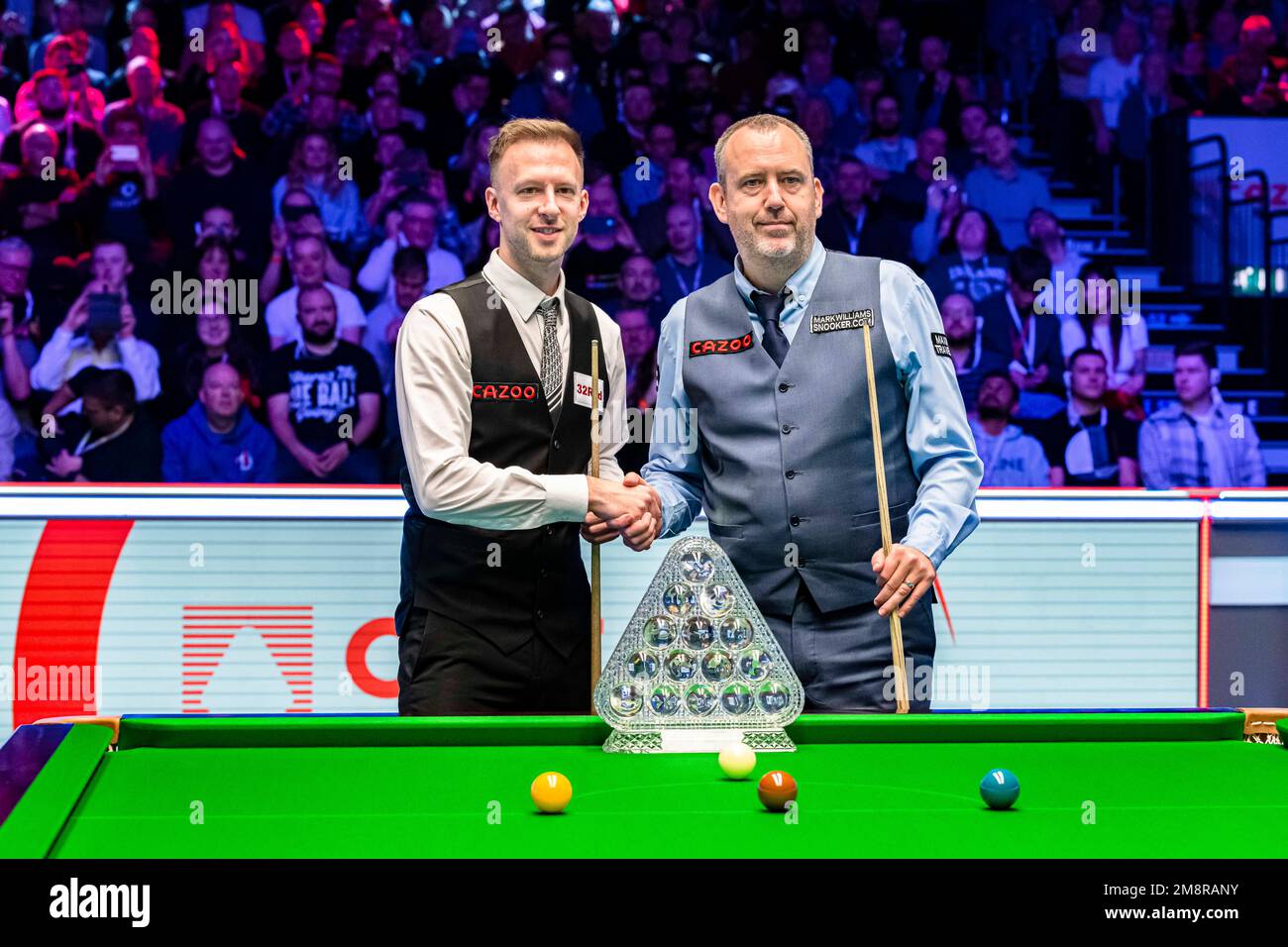 London, Großbritannien. 15. Januar 2023. Judd Trump und Mark Williams schütteln sich im Finale beim Cazoo Master 2023 - The Final im Alexandra Palace am Sonntag, den 15. Januar 2023 in LONDON, ENGLAND die Hand und posten Fotos vor den Medien. Kredit: Taka G Wu/Alamy Live News Stockfoto