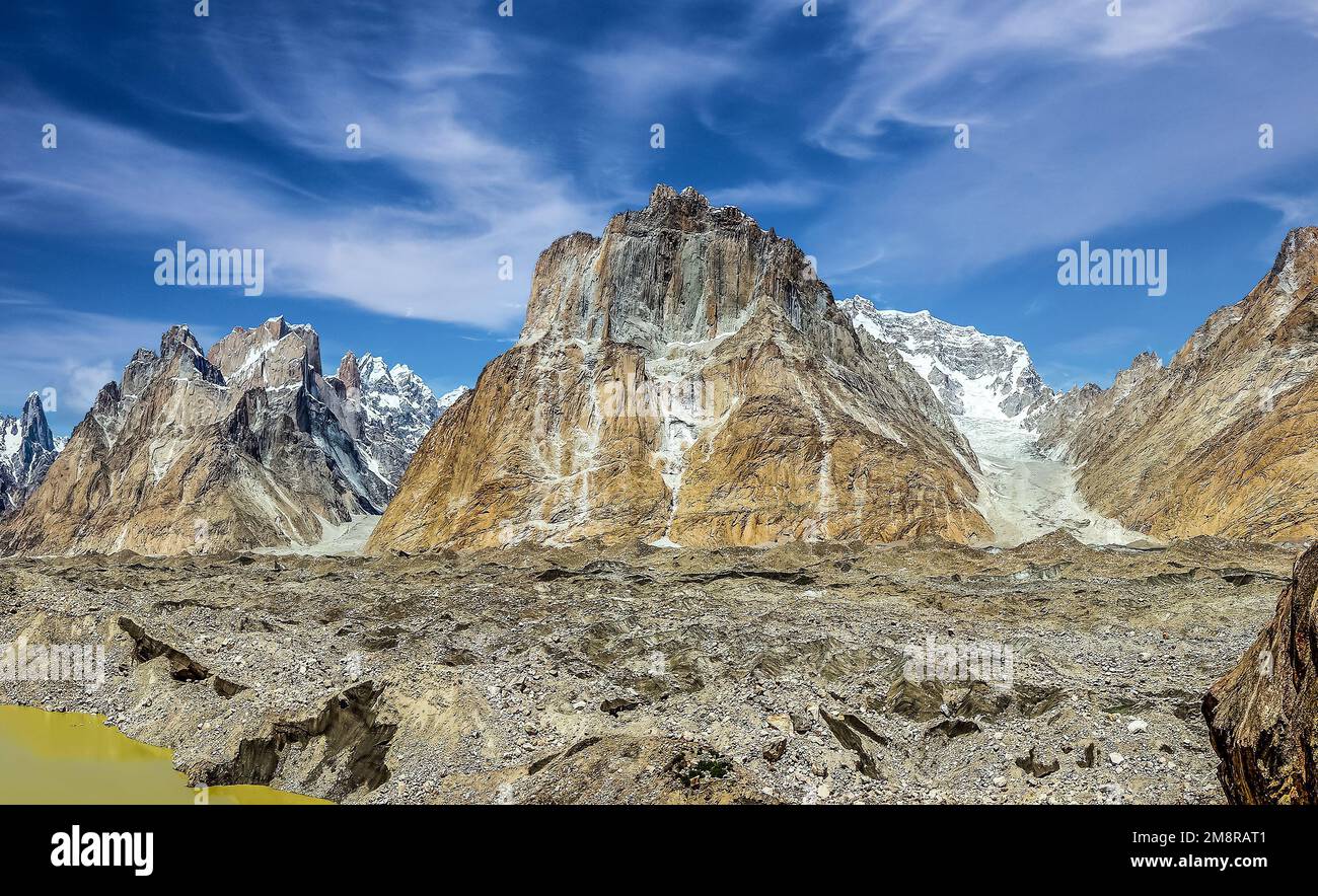 Paiju Peak ist ein Berg der Karakoram Range auf einer Höhe von 6.660 Metern (oder 21850ft m). Es befindet sich im Baltoro-Gletscher in der Nähe des K2-Gipfels Stockfoto