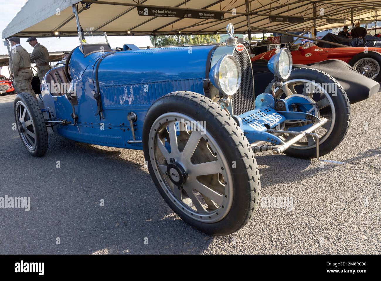 1924 Bugatti „Lyons“ Typ 35 in der Paddock Garage im 2022 Goodwood Revival, Sussex, Großbritannien. Stockfoto
