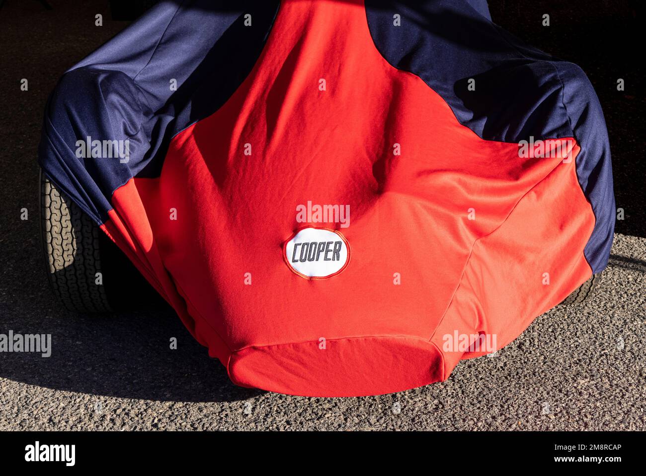 Cooper Staubschutztuch in Rot und Blau, in der Morgensonne, auf einem Einsitzer-Rennwagen im Koppel-Bereich des 2022 Goodwood Revival, Sussex, Großbritannien. Stockfoto