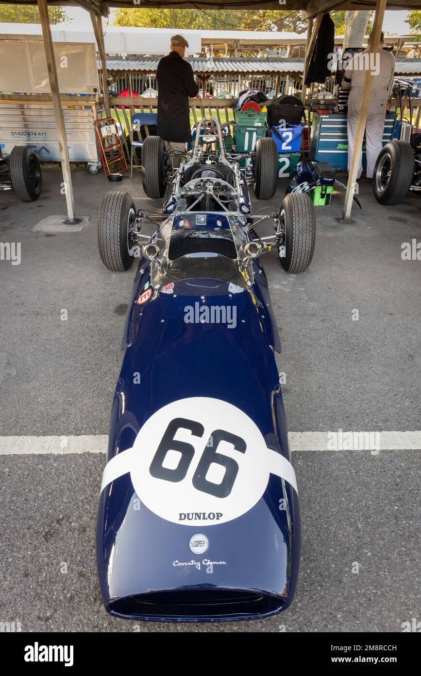 SID Hooles 1963 Cooper-Climax T66 wird auf das Glover Trophy-Rennen vorbereitet, in der Koppel des Goodwood Revival 2022, Sussex, Großbritannien. Stockfoto