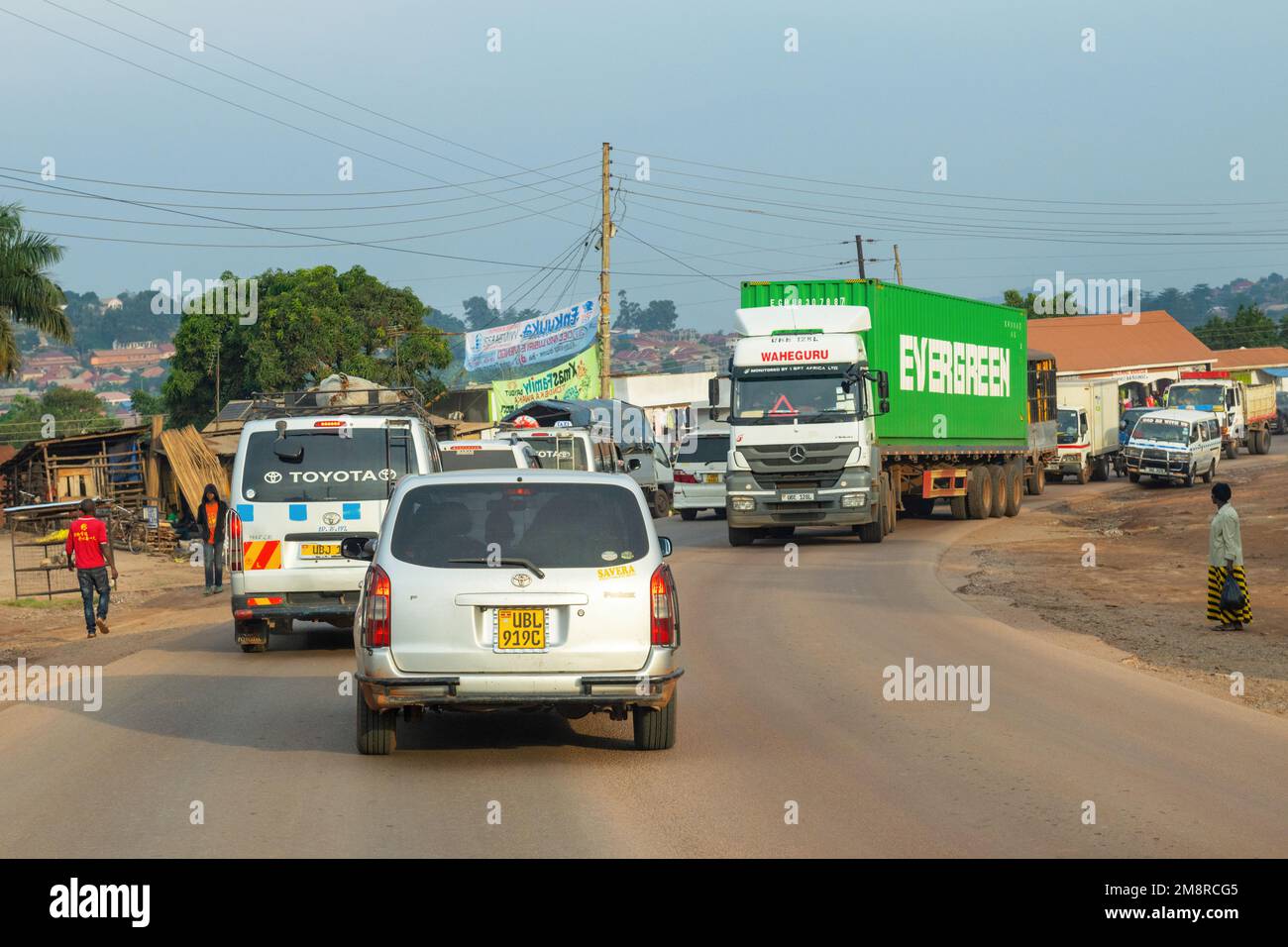 Fahren auf befestigten Straßen/Autobahnen in Uganda, Ostafrika, fotografiert von einem fahrenden Fahrzeug aus. Stockfoto