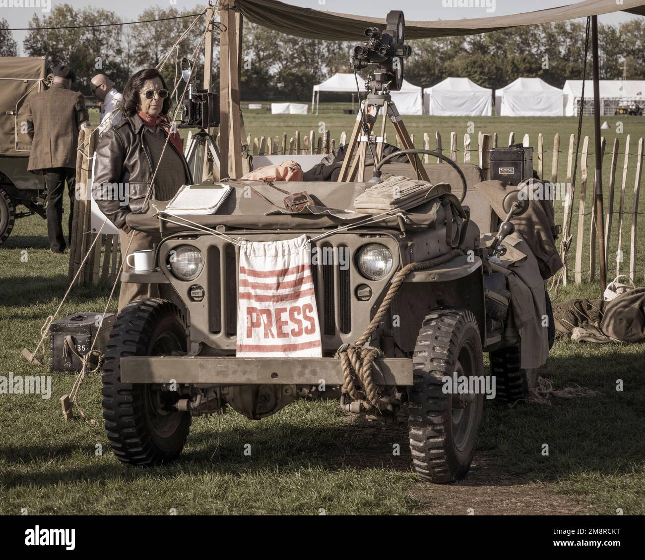 Willys Jeep ausgestattet mit Wartime Press Filmkamera im 2022 Goodwood Revival, Sussex, Großbritannien. Stockfoto