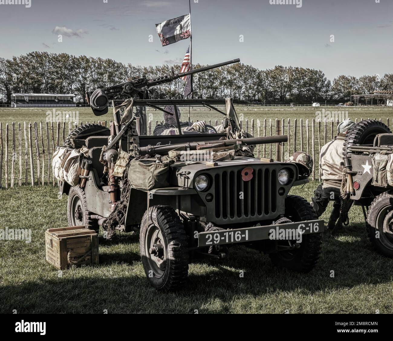 Willys Jeep aus dem Militärsport, ausgestattet mit Waffen und Ausrüstung auf der 2022 Goodwood Revival, Sussex, Großbritannien. Stockfoto