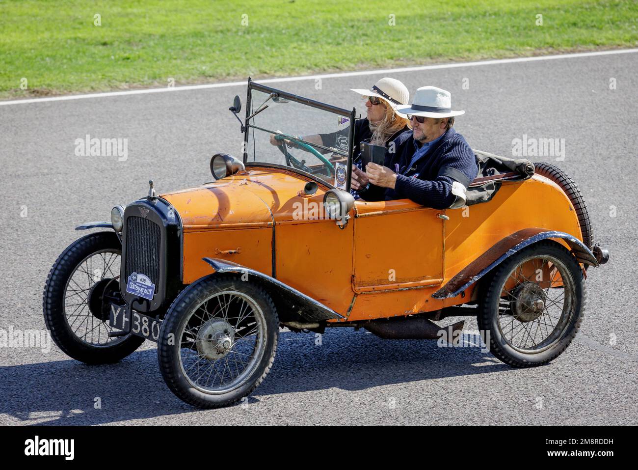 1927 Austin 7 2-Sitzer-Tourer während der Austin 7 Centenary Celebration Parade im Goodwood Revival 2022, Sussex, Großbritannien. Stockfoto
