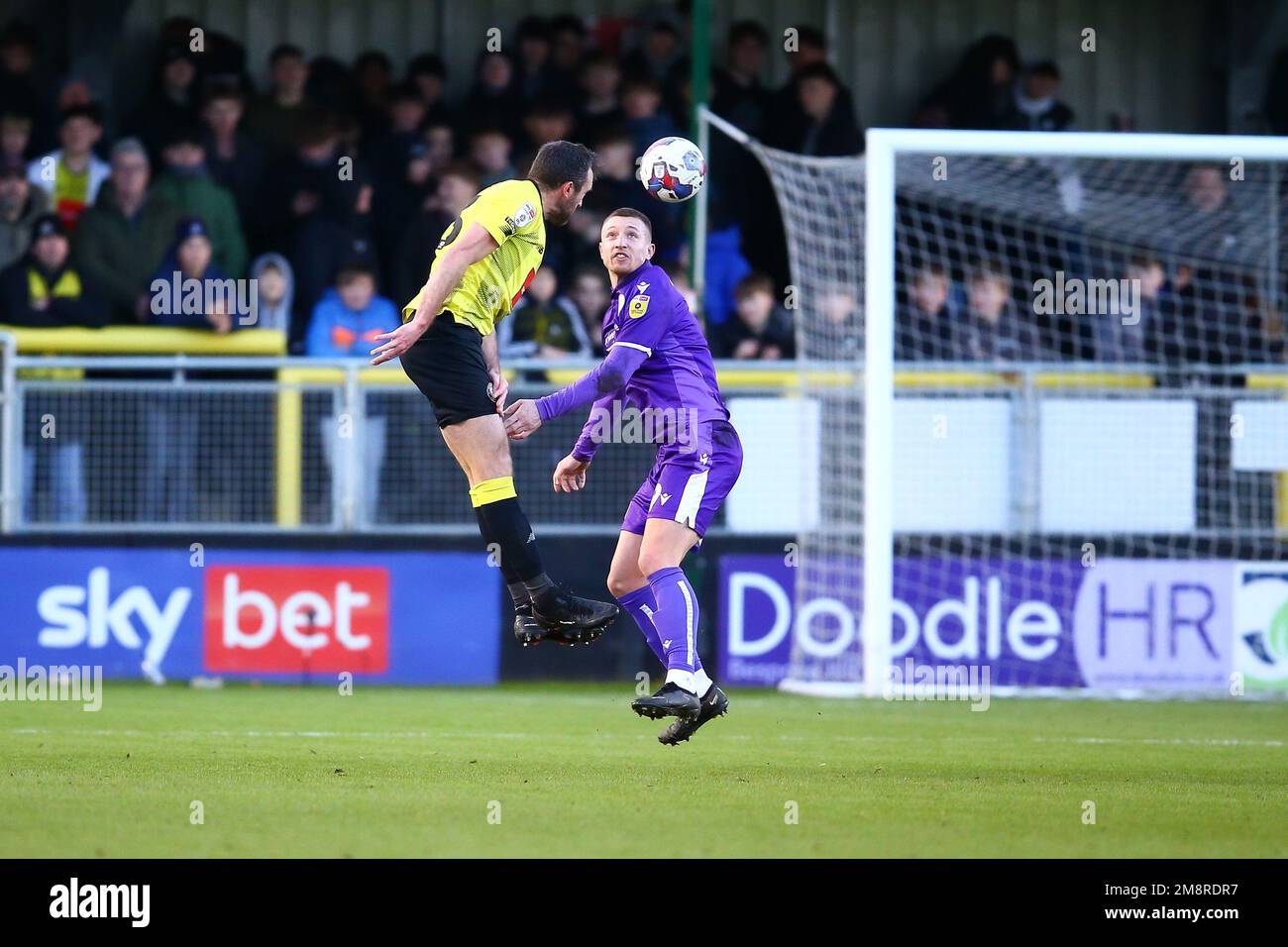 The EnviroVent Stadium, Harrogate, England - 14. Januar 2023 Rory McArdle (23) von Harrogate Town steigt höher als Luke Norris (9) von Stevenage auf und gewinnt den Header – während des Spiels Harrogate Town V Stevenage, EFL League 2, 2022/23, im EnviroVent Stadium, Harrogate, England - 14. Januar 2023 Kredit: Arthur Haigh/WhiteRosePhotos/Alamy Live News Stockfoto