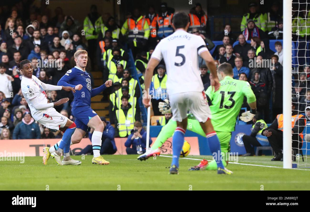 London, Großbritannien. 15. Januar 2023 Lewis Hall of Chelsea schießt während des Premier League-Spiels auf der Stamford Bridge, London, über die Tormauer. Das Bild sollte lauten: Paul Terry / Sportimage Credit: Sportimage/Alamy Live News Stockfoto