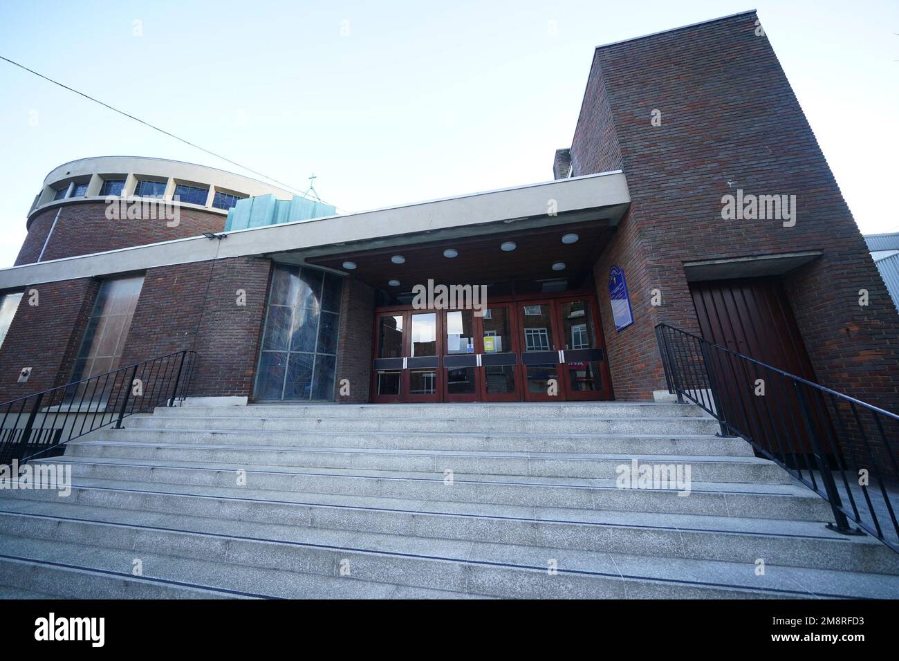 Ein Blick auf die römisch-katholische Kirche St. Aloysius an der Phoenix Road in Euston, wo vier Frauen und zwei Kinder verletzt wurden, als Schützen aus einem schwarzen Toyota vor der Kirche abfeuerten, während die Menschen am Samstag gegen 1,30pm Uhr eine Gedenkfeier besuchten. Ein siebenjähriges Mädchen befindet sich in einem stabilen, aber lebensbedrohlichen Zustand nach der mutmaßlichen Schießerei vor der Kirche, während ein weiteres Mädchen und vier Frauen bei demselben Vorfall verletzt wurden. Foto: Sonntag, 15. Januar 2023. Stockfoto