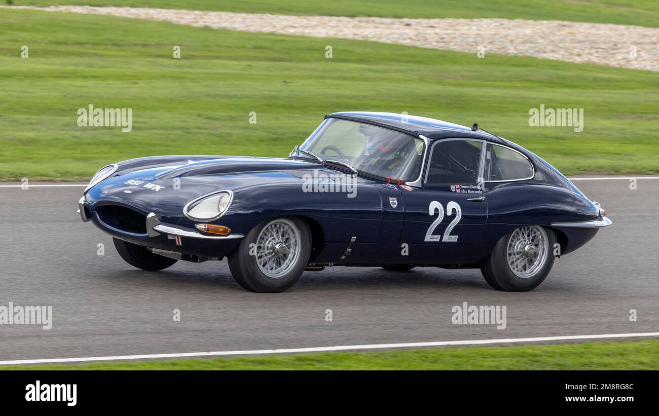 Alex Buncombe und Jenson Buttons 1961 Jaguar E-Type FHC, Teilnehmer der Stirling Moss Memorial Trophy, bei der Goodwood Revival 2022, Sussex, Großbritannien. Stockfoto