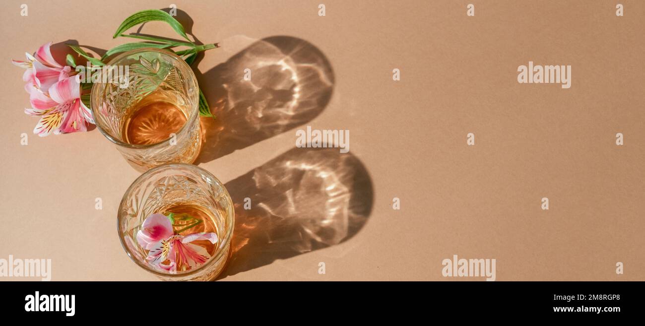 Alkoholische Getränke Urlaubsgetränke Rumgläser Blüten Stockfoto