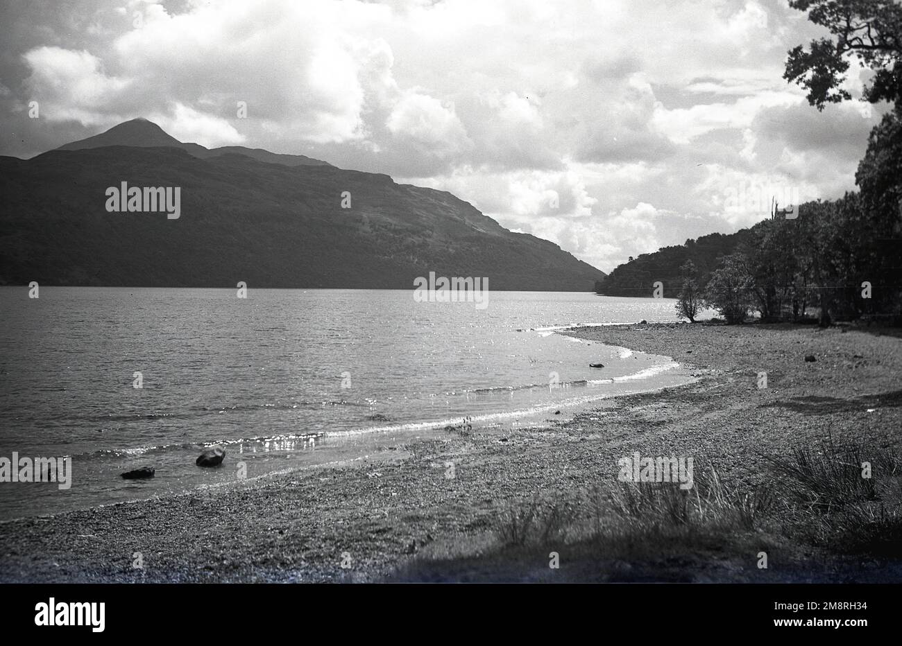 1951, historisch, Blick über Loch Lomond in den schottischen Highlands, Schottland, Großbritannien, mit den umliegenden Bergen in der Ferne. Stockfoto