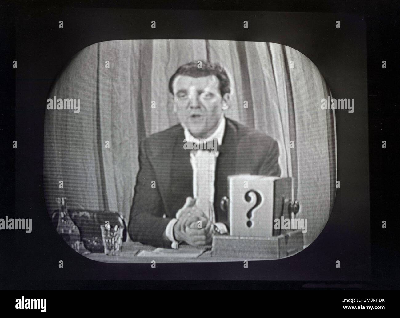 1950er, historisch, Eamonn Andrews präsentiert die britische Game Show, What's My Line?. Die von 1951 bis 1963 auf dem BBC-Fernsehen ausgestrahlte Spielshow basiert auf der US-Version des gleichen Namens und war eine der beliebtesten Fernsehsendungen der Epoche. Die Panelmitglieder der Show mussten die Teilnehmer befragen, um zu versuchen, ihren Beruf zu erraten, d. h. ihren „Beruf“. Stockfoto