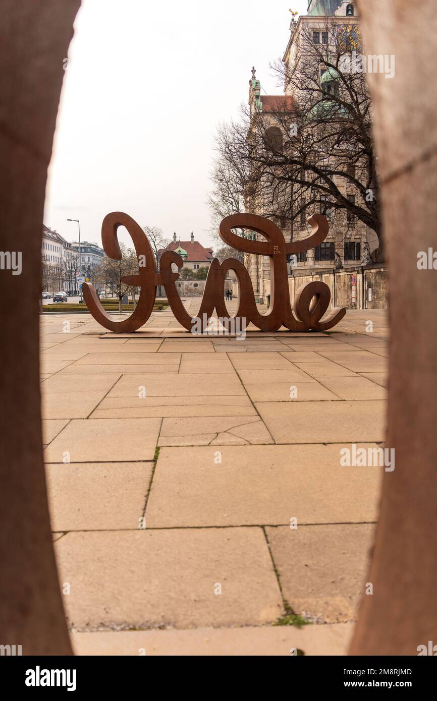Ein vertikales Bild der berühmten Hassskulptur in München, Bayern Stockfoto