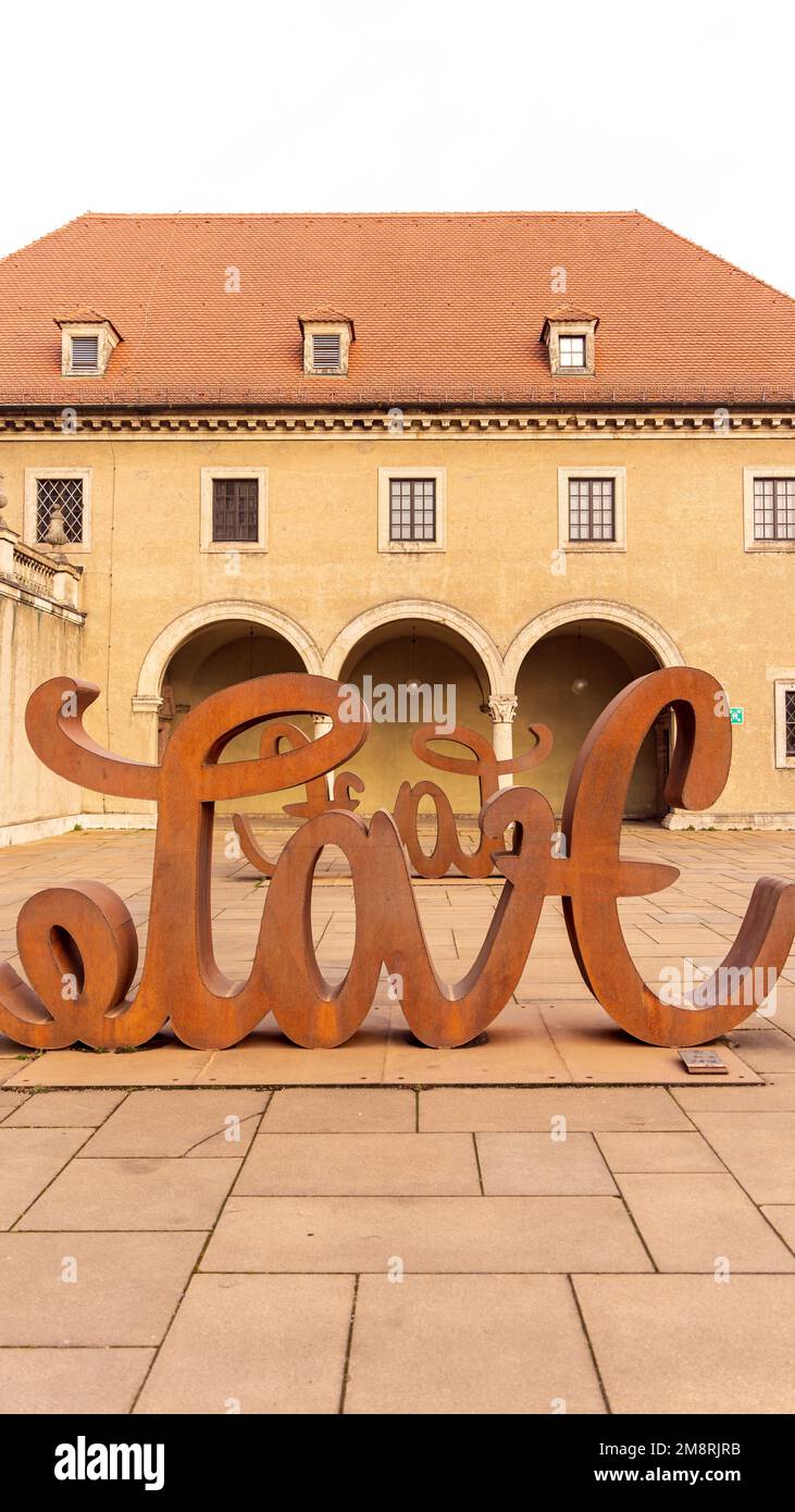 Ein vertikales Bild der berühmten Liebesskulptur in München, Bayern Stockfoto