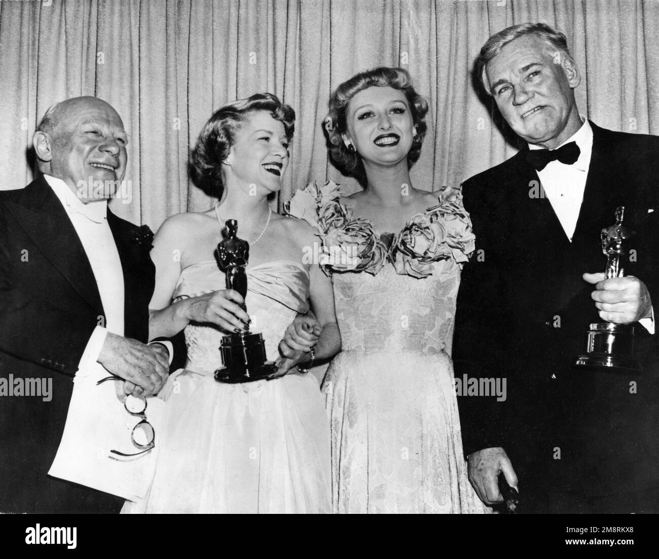 CLAIRE TREVOR verlieh ihren Preis für die beste unterstützende Schauspielerin für KEY LARGO und WALTER HUSTON verlieh seinen besten unterstützenden Schauspieler Oscar für DEN SCHATZ DER SIERRA MADRE (beide Filme wurden 1948 veröffentlicht und von JOHN HUSTON Regie geführt) Mit den Gewinnern von EDMUND GWENN und CELESTE HOLME vom 24. März 1949 im Academy Award Theater Stockfoto