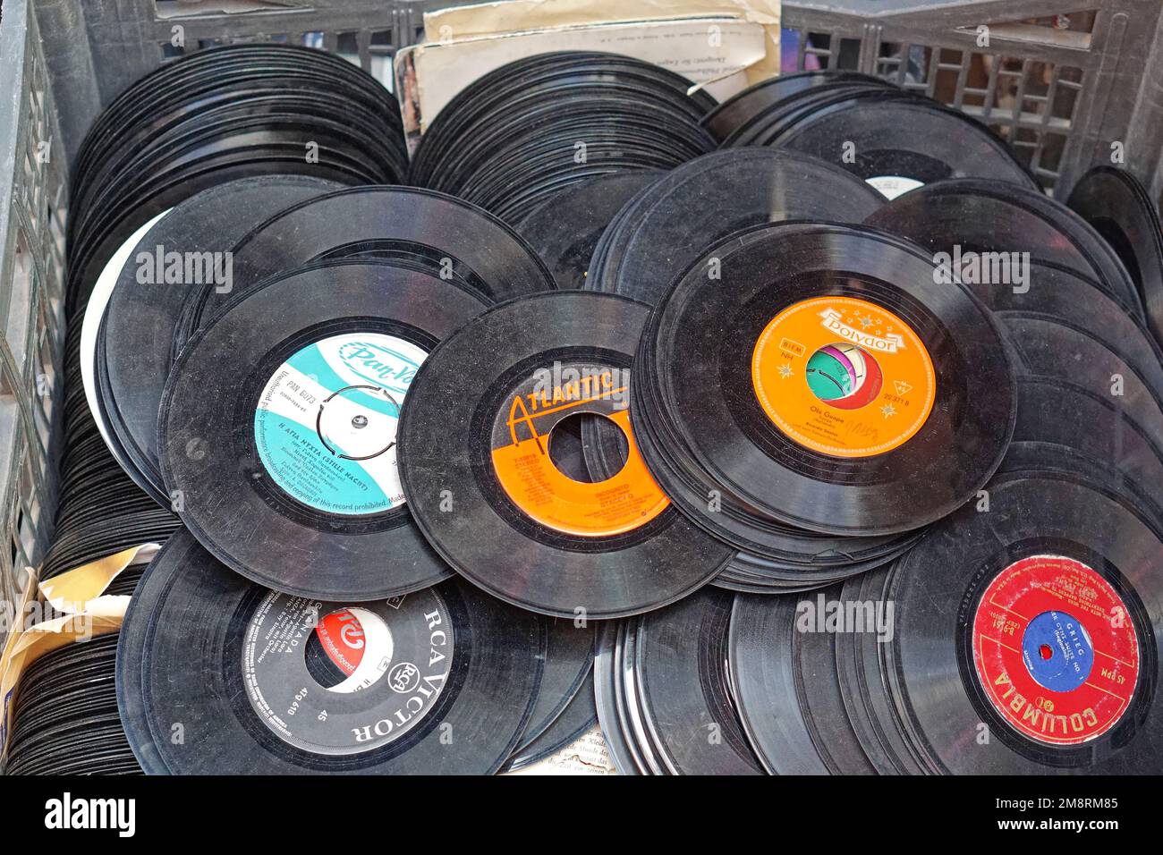 Athen, Griechenland - 03. Mai 2015: Second-Hand-Schallplatten im Korb für den Verkauf auf dem Flohmarkt in Monastiraki. Stockfoto