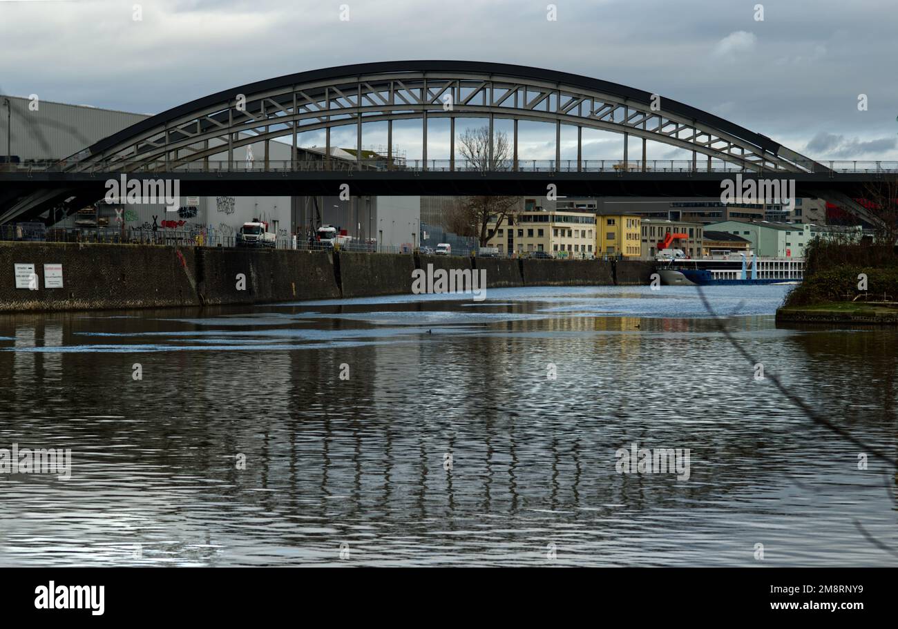 Frankfurt - Osthafen (Osthafen) mit der Honsellbrücke am Main in Frankfurt, Hessen, Deutschland Stockfoto