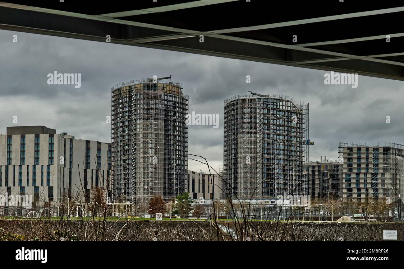 Frankfurt - Bautätigkeit an der Osthafenbrücke (Osthaven-Brücke) im Ostend-Viertel in Frankfurt, Hessen, Deutschland (Januar 2023) Stockfoto