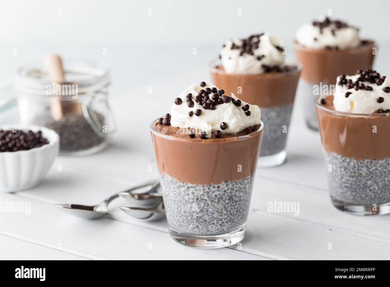 Schokoladenmousse Chia Pudding Parfaits mit Zutaten links. Stockfoto