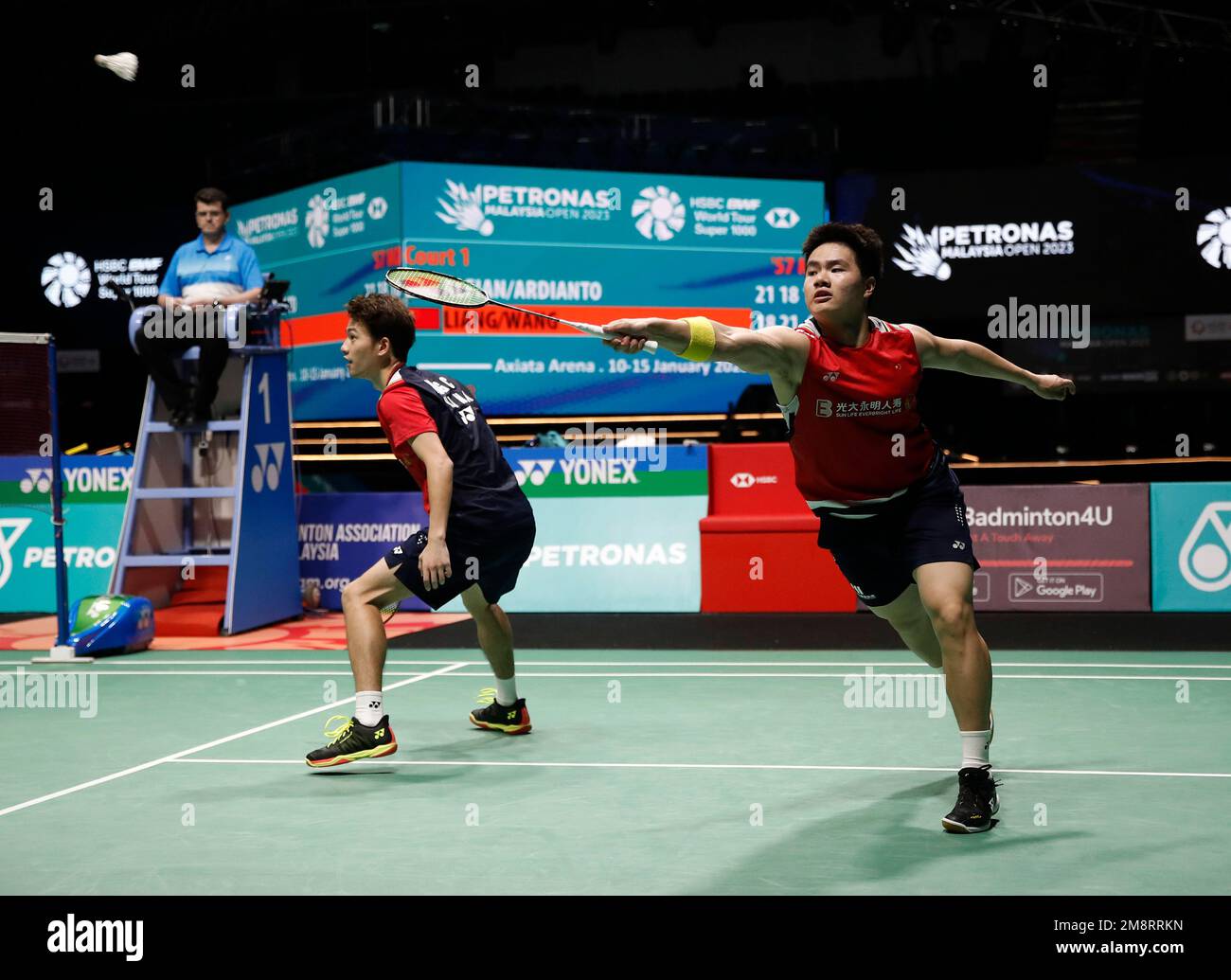 Kuala Lumpur, Malaysia. 15. Januar 2023. Liang Wei Keng (L) und Wang Chang aus China spielen gegen Fajar Alfian und Muhammad Rian Ardianto aus Indonesien während des Finalspiels der Men Doubles bei den Petronas Malaysia Open 2023 in der Axiata Arena. Fajar Alfian und Muhammad Rian Ardianto aus Indonesien haben mit Punkten gewonnen; 21/18/21 : 18/21/13 Guthaben: SOPA Images Limited/Alamy Live News Stockfoto