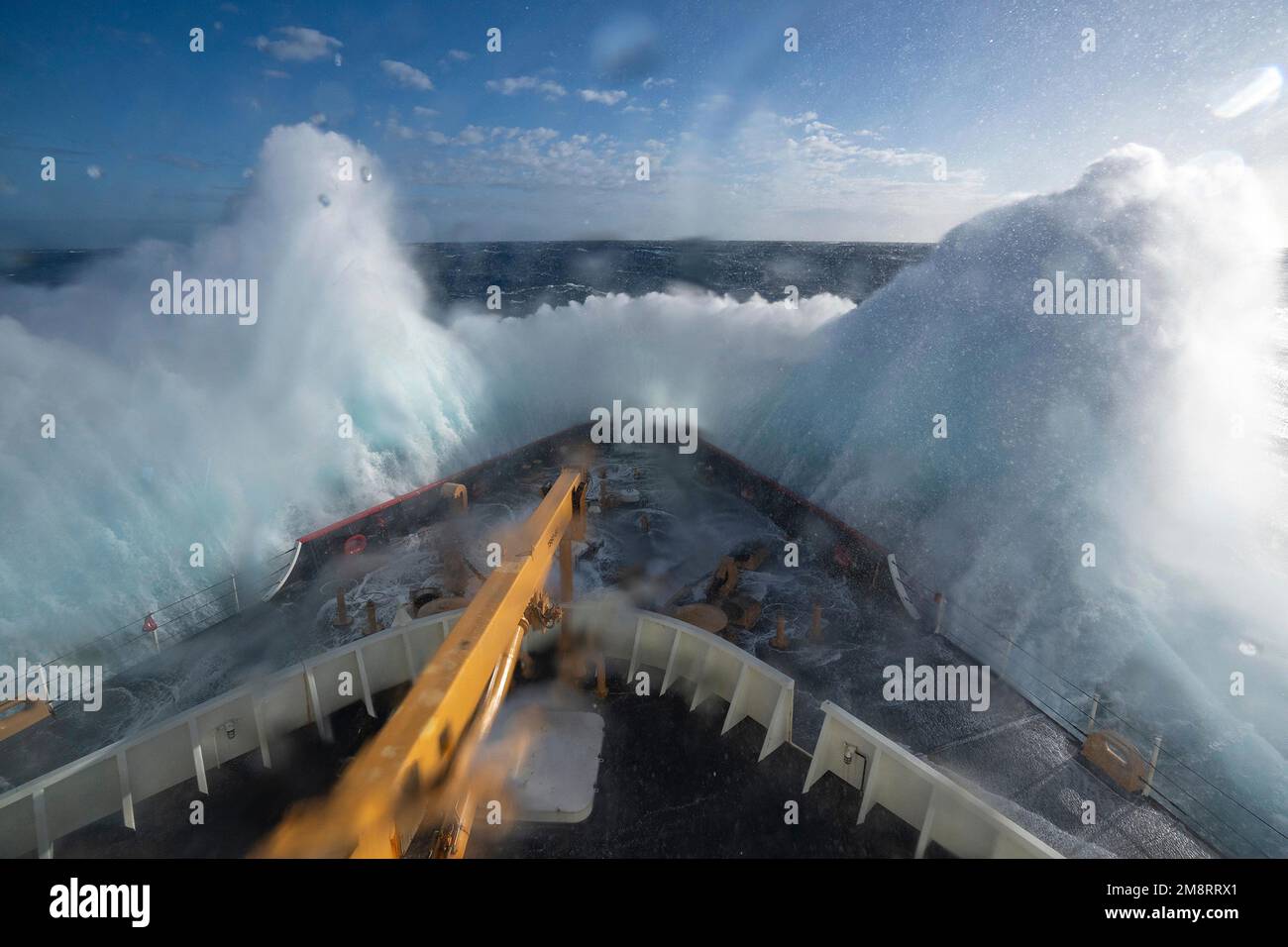 USCG Polarstern, Antarktis. 23. Dezember 2022. Massive Wellen brechen am Bug des Küstenwache Cutter Polar Star auf dem Weg zur Operation Deep Freeze 2023, die die USA unterstützt Antarktis-Programm, 23. Dezember 2022 in der Antarktis. Kredit: PO3 Aidan Cooney/USA Küstenwache/Alamy Live News Stockfoto