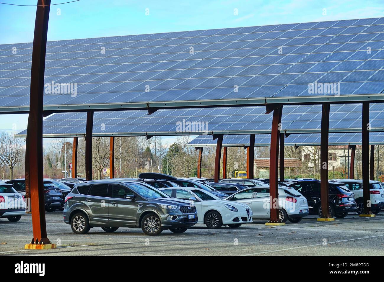 Solarpaneele auf dem Parkplatz. Padua, Italien - Januar 2023 Stockfoto
