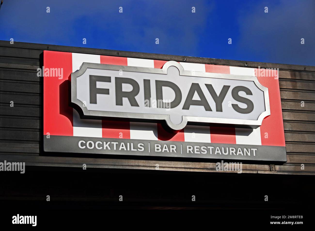 Schild vor dem T G I Fridays Restaurant, Watford Stockfoto