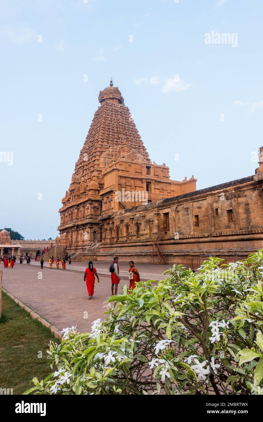 Brihadisvara-Tempel mit Blick auf Gopuram/Vimana auf der Ostseite und Pilgern, die herumlaufen Stockfoto