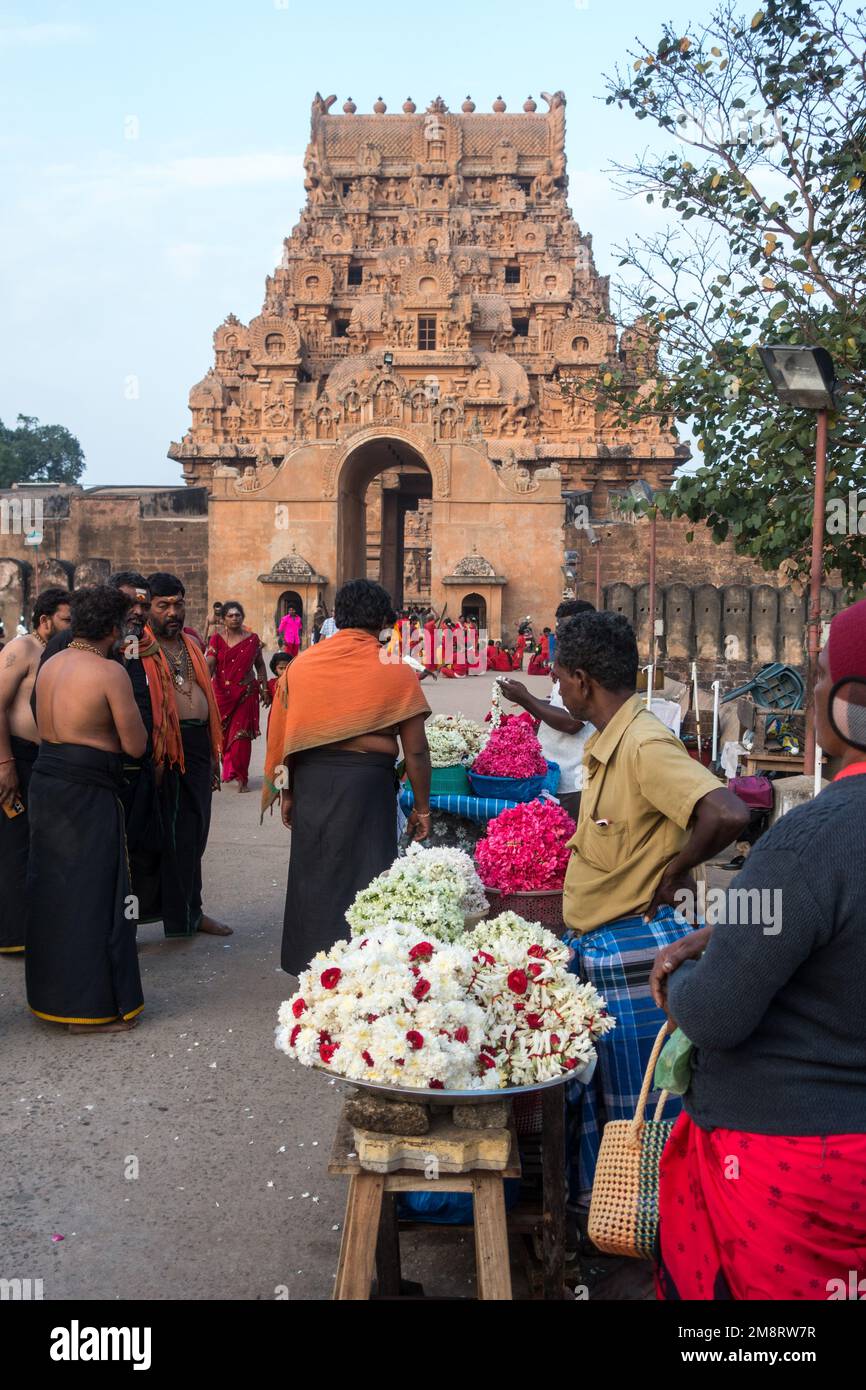 Pilger betreten den Maratha-Eingang am Thanjavur Brihadisvara-Tempel Stockfoto