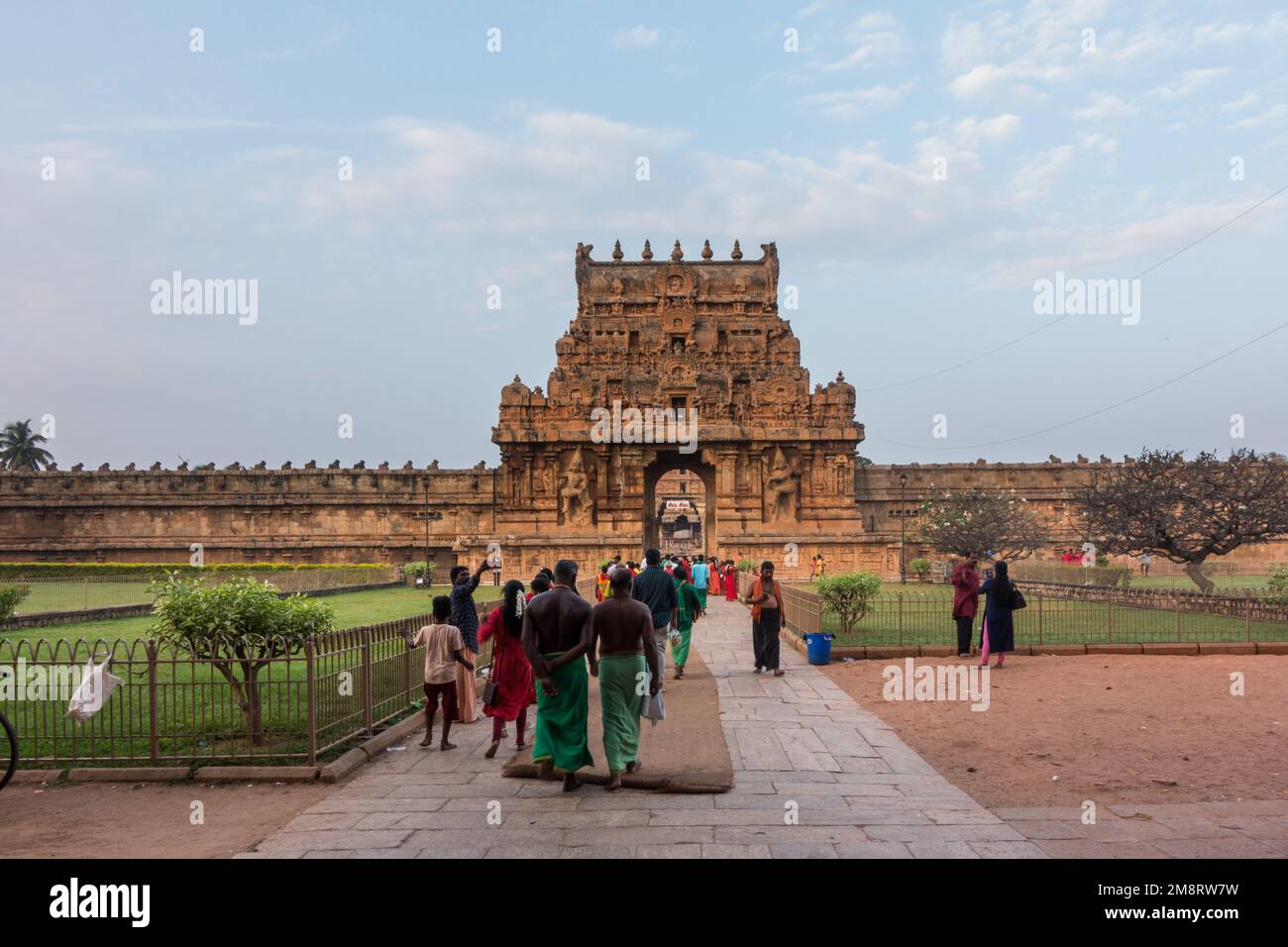Pilger betreten den RajaRajan Tiruvasal Eingang am Thanjavur Brihadisvara Tempel Stockfoto