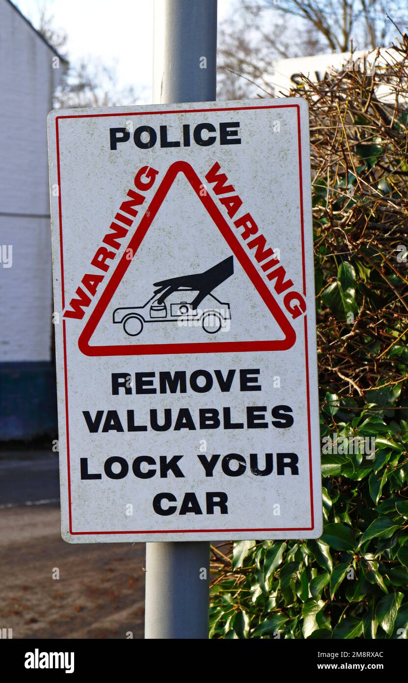 Ein Warnschild der Polizei, um Wertsachen zu entfernen und Ihr Auto auf Parkplätzen auf den Norfolk Broads in Ranworth, Norfolk, England, Großbritannien einzuschließen. Stockfoto
