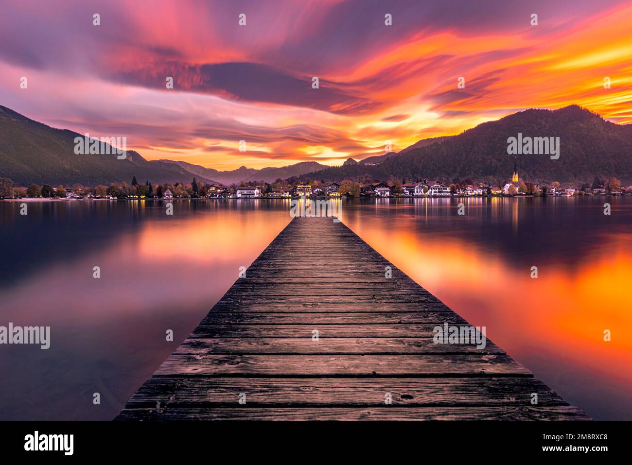 Sonnenuntergang am Tegernsee - Sonnenuntergang am Tegernsee, lange  Exposition, mystisch, Himmel, Wolken Stockfotografie - Alamy