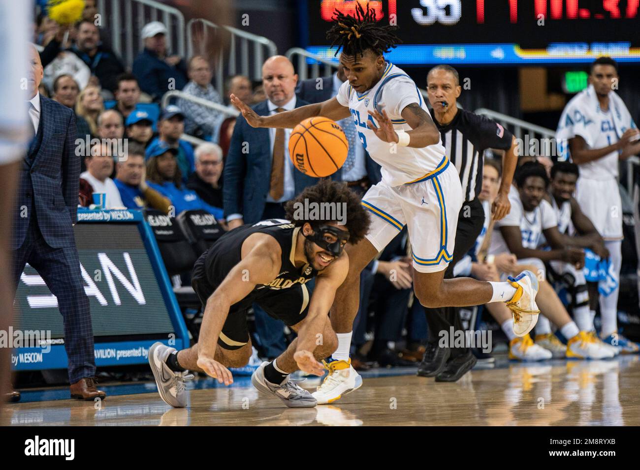 Colorado Buffaloes Wächter Javon Ruffin (11) und UCLA Bruins Wächter Dylan Andrews (2) kämpfen während eines NCAA-Basketballspiels am Samstag, Janua, um Besitz Stockfoto
