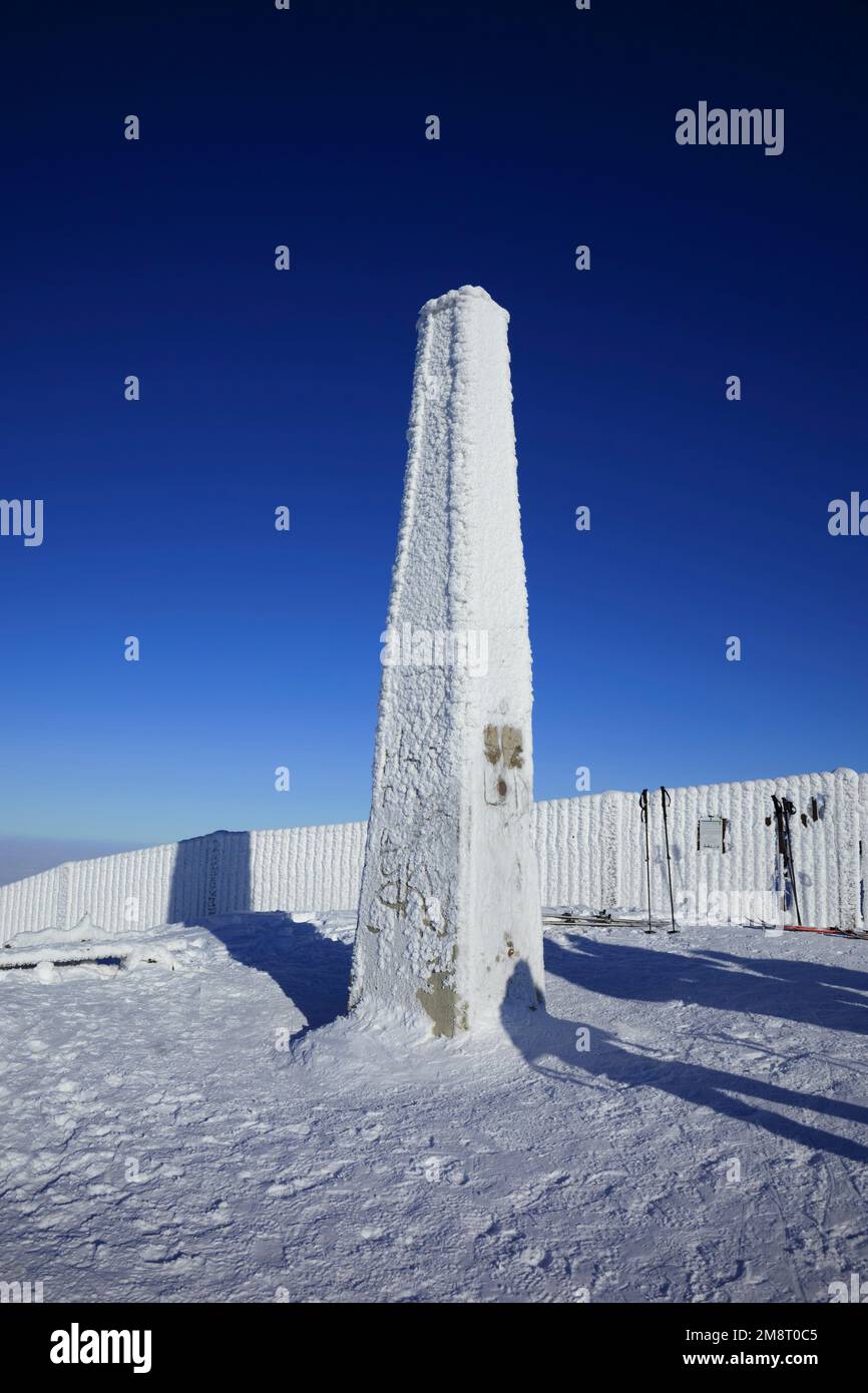 Lysa Hora, Beskiden, Tschechische Republik, Tschechien - Wahrzeichen, Monument und Obelisk auf dem Gipfel des Berges. Winter und Winter mit weißem Schnee und Stockfoto