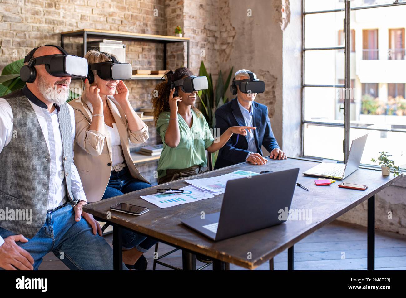 Kreative multiethnische Teamarbeit mit Hightech-Headsets für virtuelle Realität, modernes und futuristisches Gerät für die Planung und Entwicklung von Geschäfts- und Strategieplanung, Stockfoto
