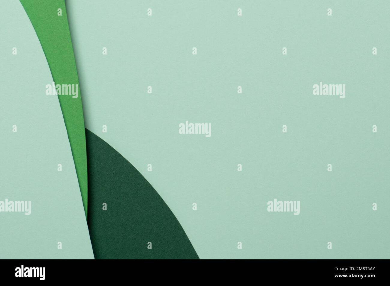 Abstrakter grüner Hintergrund für Papierstruktur. Minimale Zusammensetzung des Papierschnitts mit Lagen geometrischer Formen und Linien in grünen Farbtönen. Oben Stockfoto
