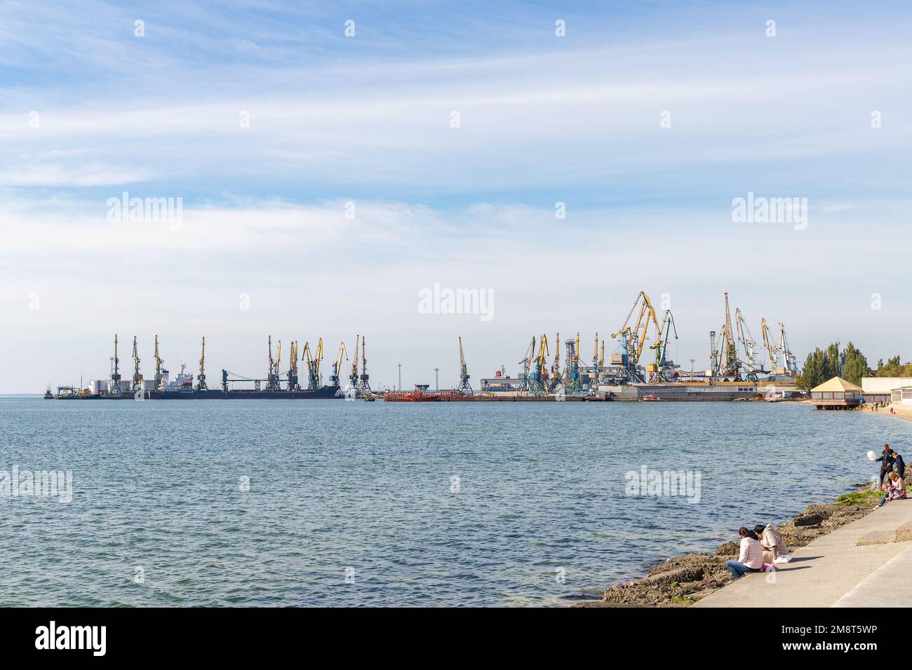 Schiffe und Schiffe im Frachthafen Berdjansk, Ukraine. Ukrainischer Frachthafen auf dem Asowschen Meer. Stockfoto
