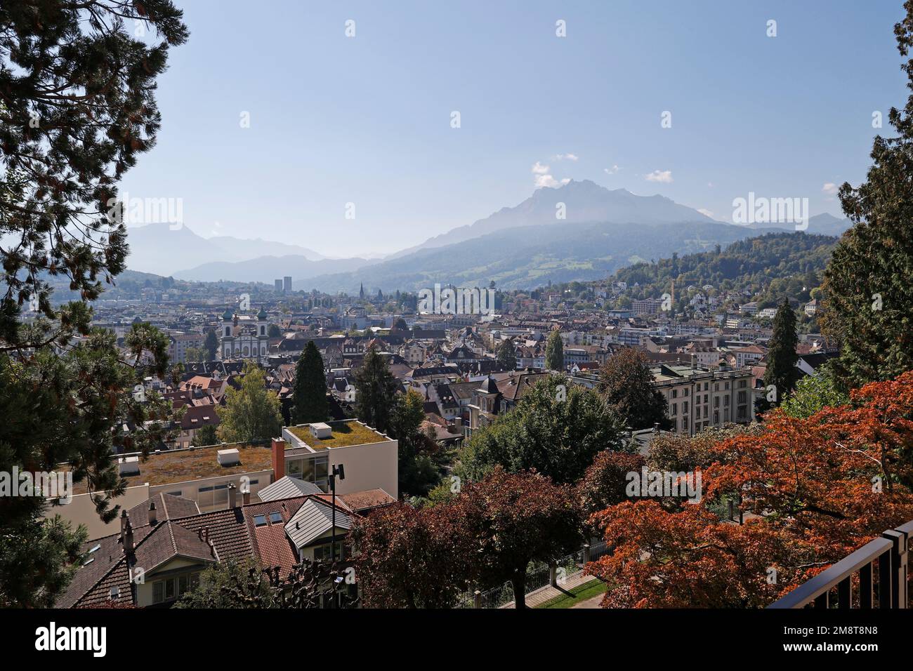 Blick von der Stadtmauer über Luzern, Schweiz bis zum Pilatus in der Ferne Stockfoto