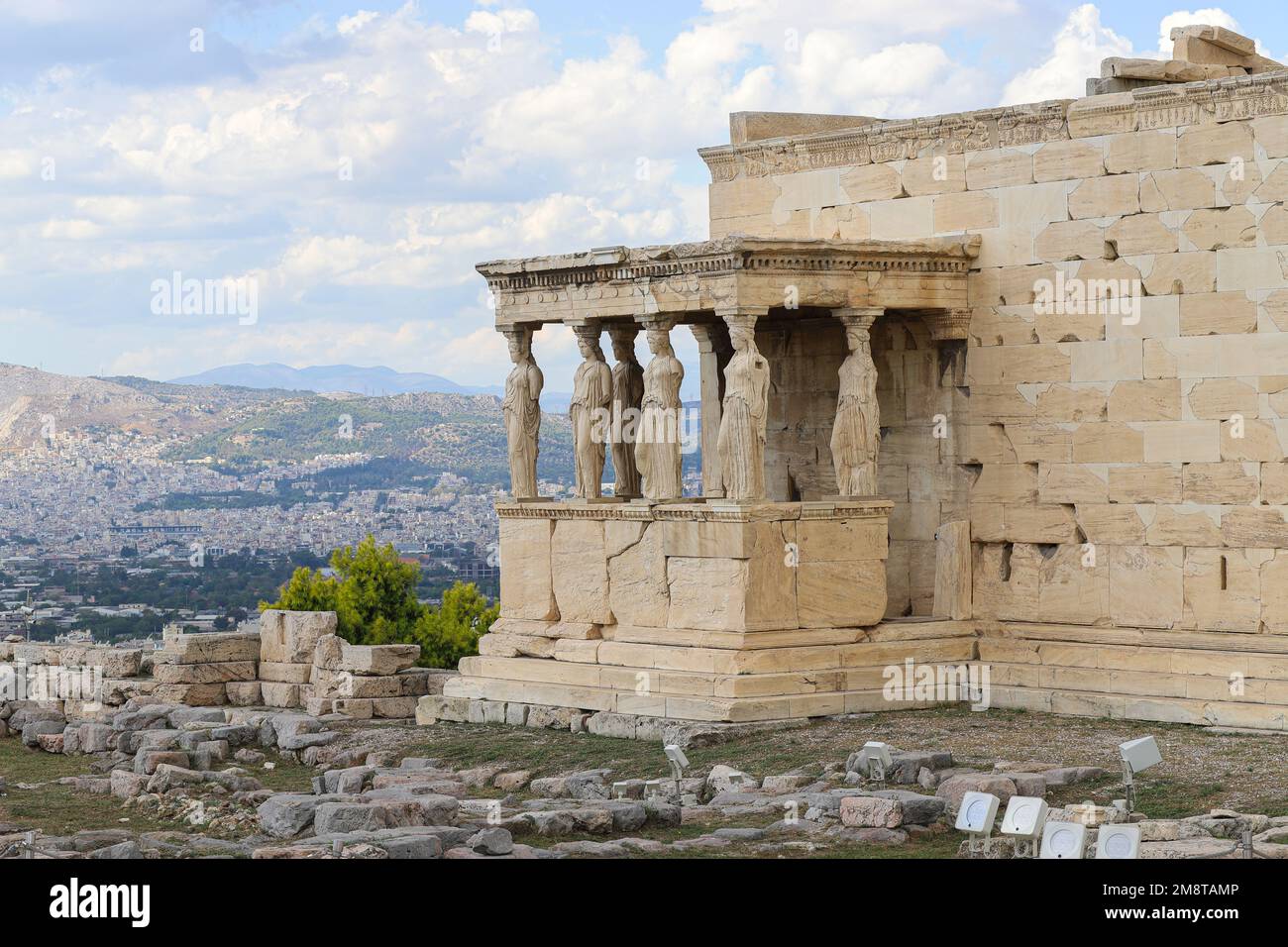 Die Veranda der Jungfrauen, das Erechtheion, die Athener Akropolis und das Panorama der griechischen Hauptstadt Athen. Stadtbild, Dächer und Berge. Griechenland, Süd Stockfoto