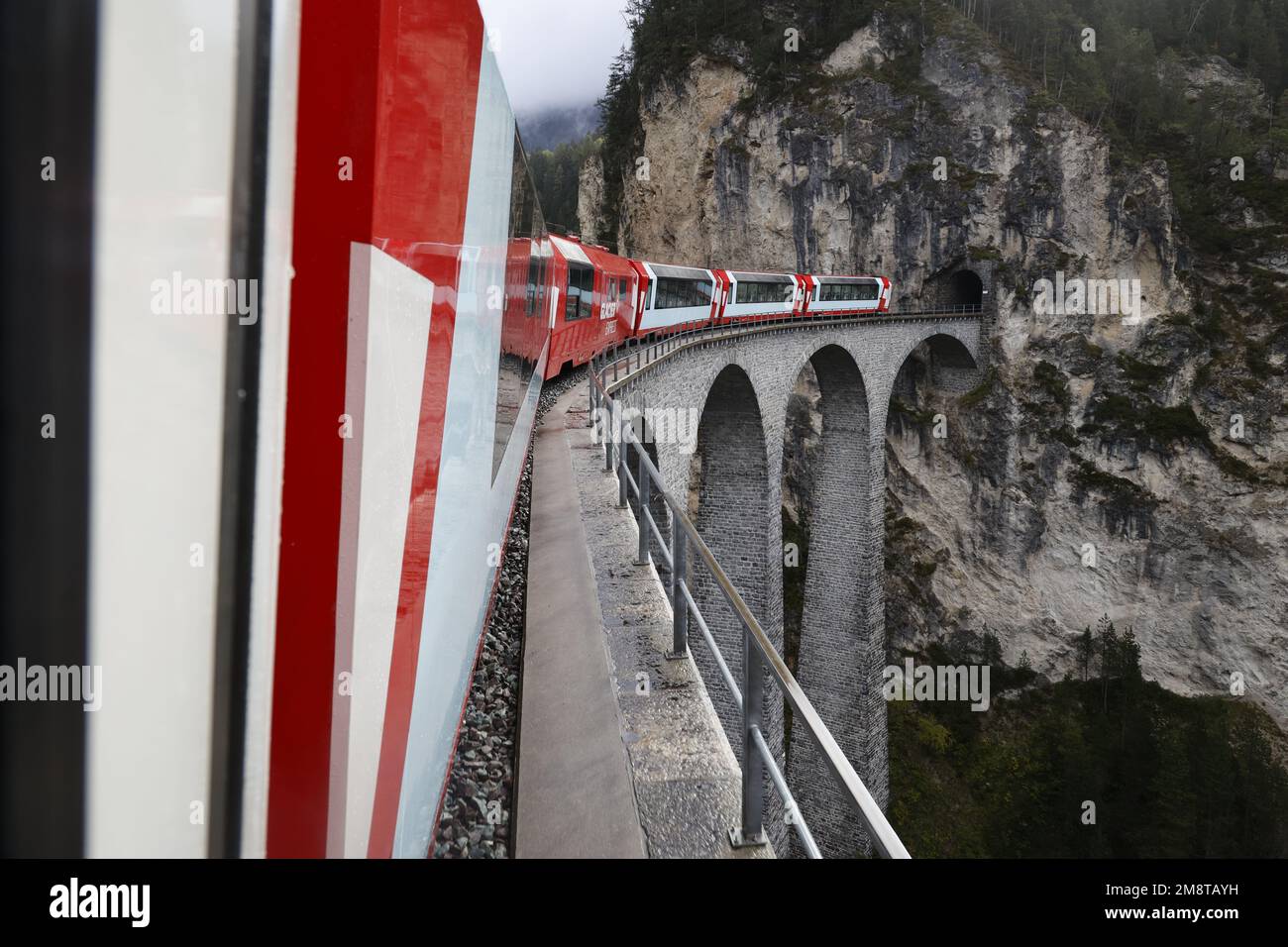 BERNINA Expresszug über das Landwasser Viadukt in den Alpen, Schweiz Stockfoto