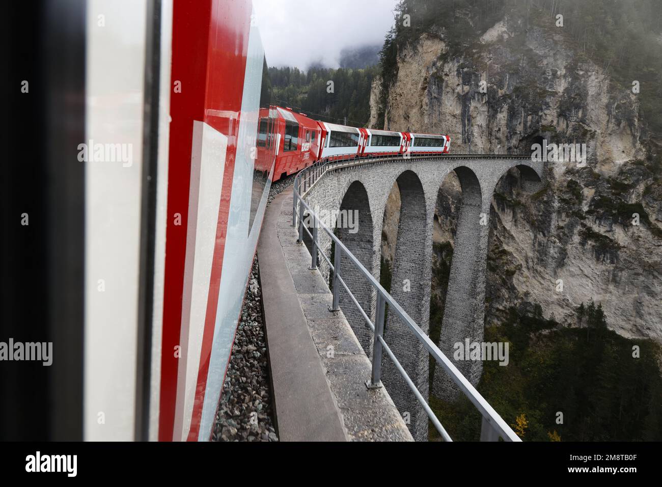 BERNINA Expresszug über das Landwasser Viadukt in den Alpen, Schweiz Stockfoto