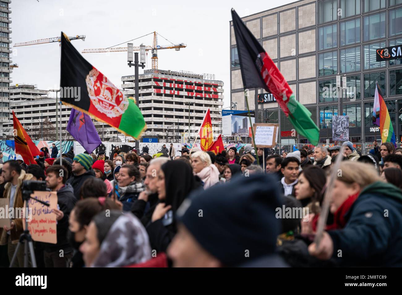 14.01.2023, Berlin, Deutschland, Europa - Protest am Alexanderplatz für mehr Solidarität mit Afghanistan, insbesondere Frauen unter dem Motto "Nein zu den Taliban". Stockfoto