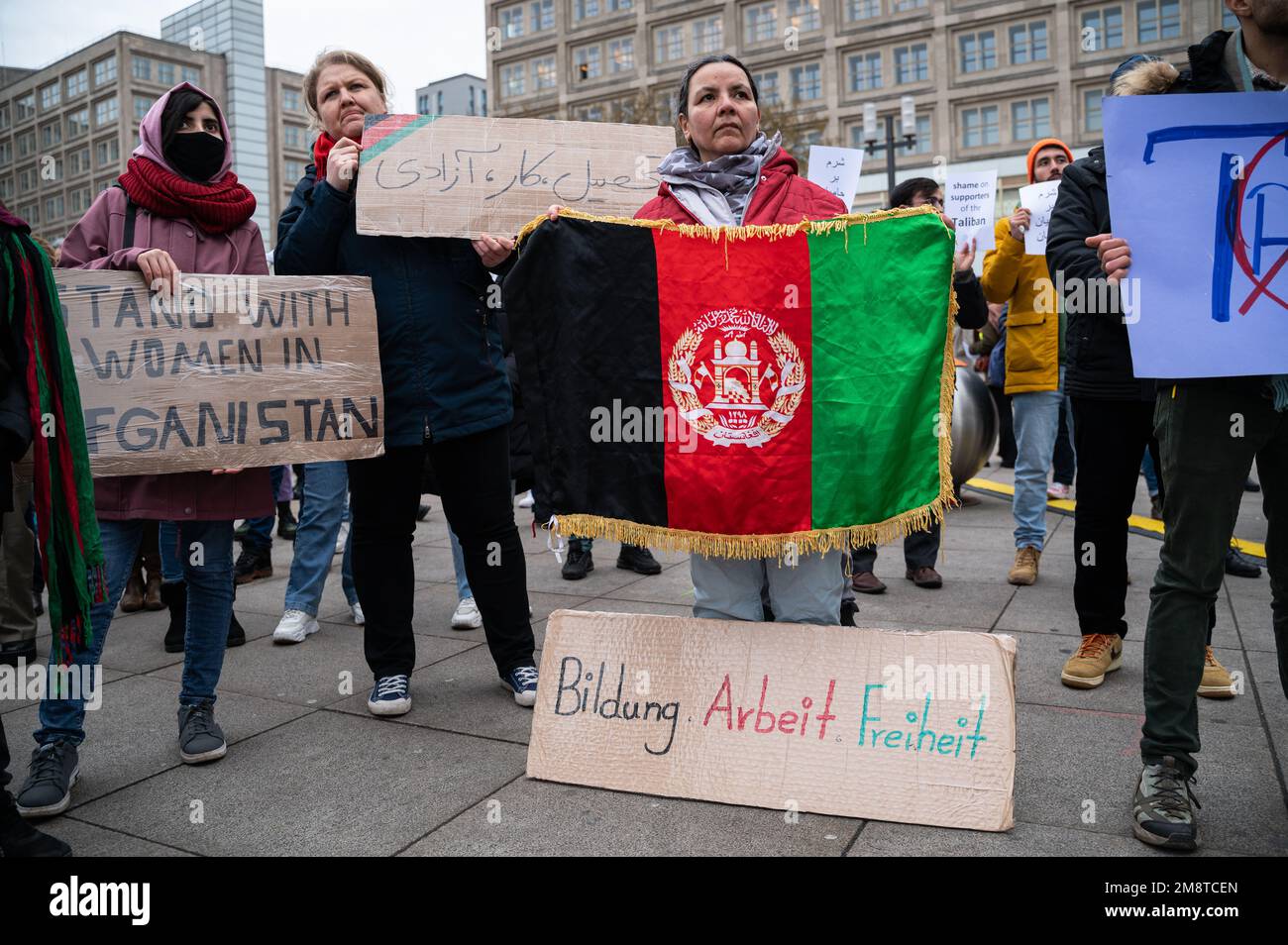 14.01.2023, Berlin, Deutschland, Europa - Protest am Alexanderplatz für mehr Solidarität mit Afghanistan, insbesondere Frauen unter dem Motto "Nein zu den Taliban". Stockfoto
