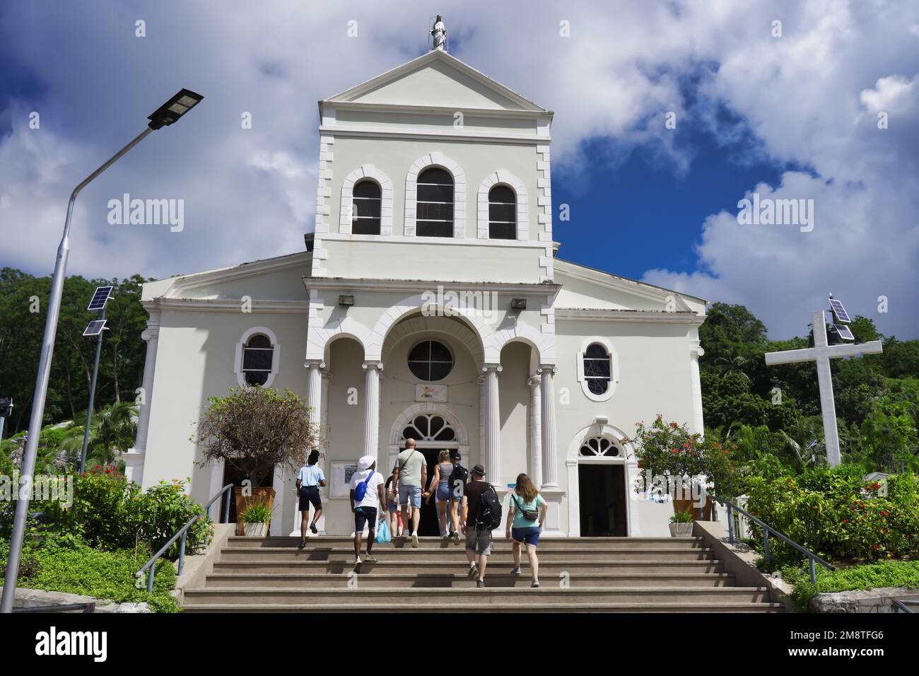 Mahé Seychellen, die makellose Empfängniskirche. 1861 von den Briten erbaut, Besuchergruppe Stockfoto