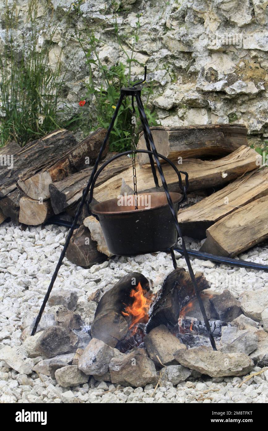 Chaudron sur le feu. Küche médiévale. Festival médiéval de Provins. Seine-et-Marne. Frankreich. - Kessel auf dem Feuer. Mittelalterliche Küche. Das Mittelalter f Stockfoto