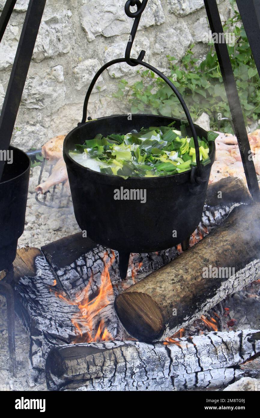Chaudron. Küche médiévale. Festival médiéval de Provins. Seine-et-Marne. Frankreich. - Kessel. Mittelalterliche Küche. Das mittelalterliche Festival von Provins. Sei Stockfoto
