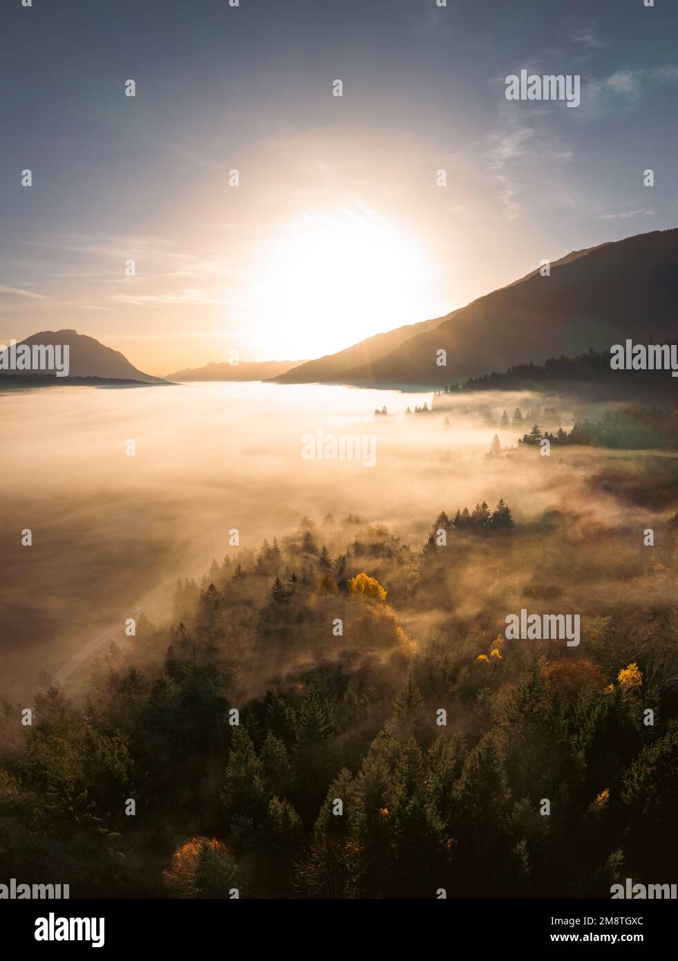 Moody mysteriöse Wolken während des Sonnenaufgangs im Herbst in Gailtal, Kärnten. Panoramablick auf die Berge in den Alpen. Stockfoto