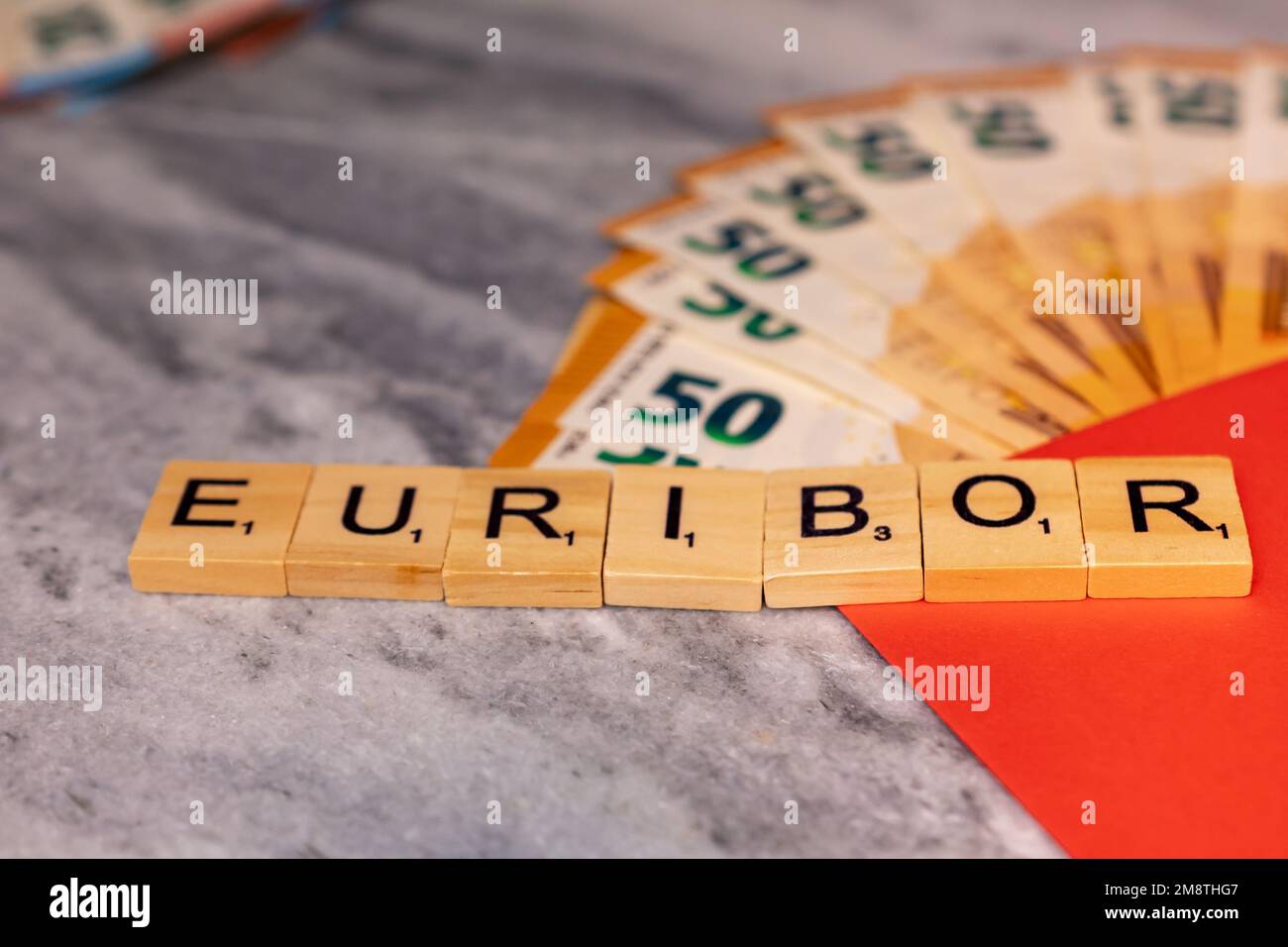 Word EURIBOR ist in Holzbuchstaben geschrieben, nahe eines Teils von 50 Euro-Banknoten. Stockfoto